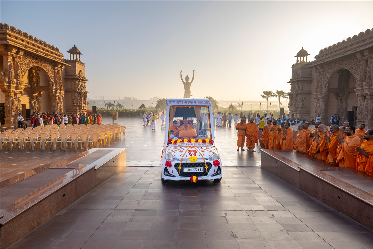 Swamis doing darshan of Swamishri