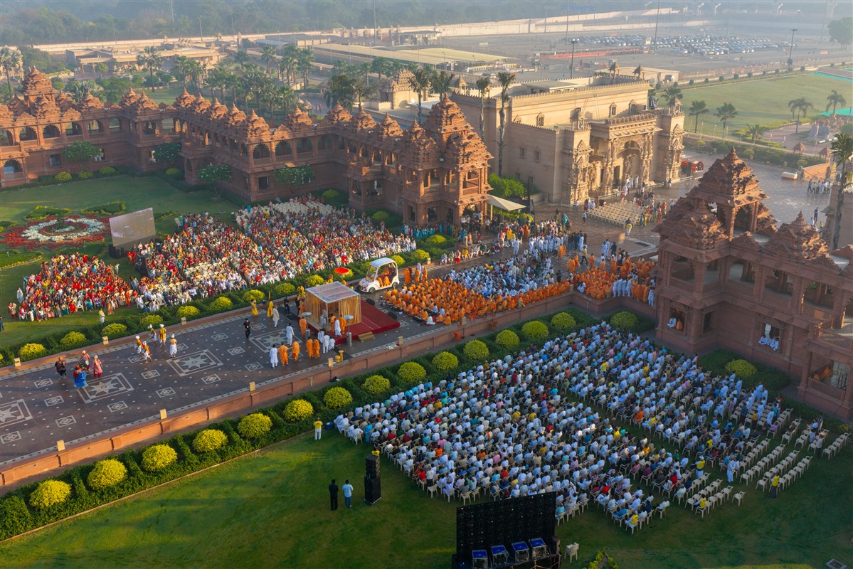 Swamishri arrives in the assembly