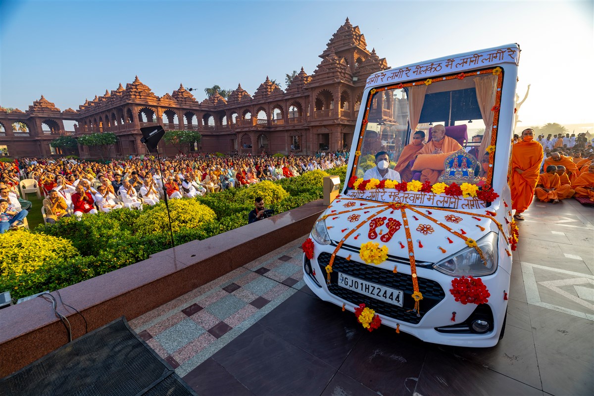 Swamishri greets all with folded hands