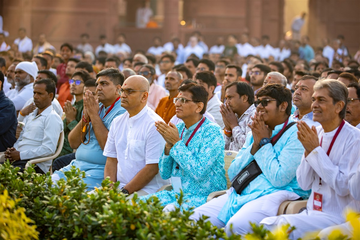 Devotees doing darshan of Swamishri