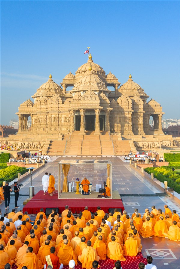 Swamishri and swamis during the assembly