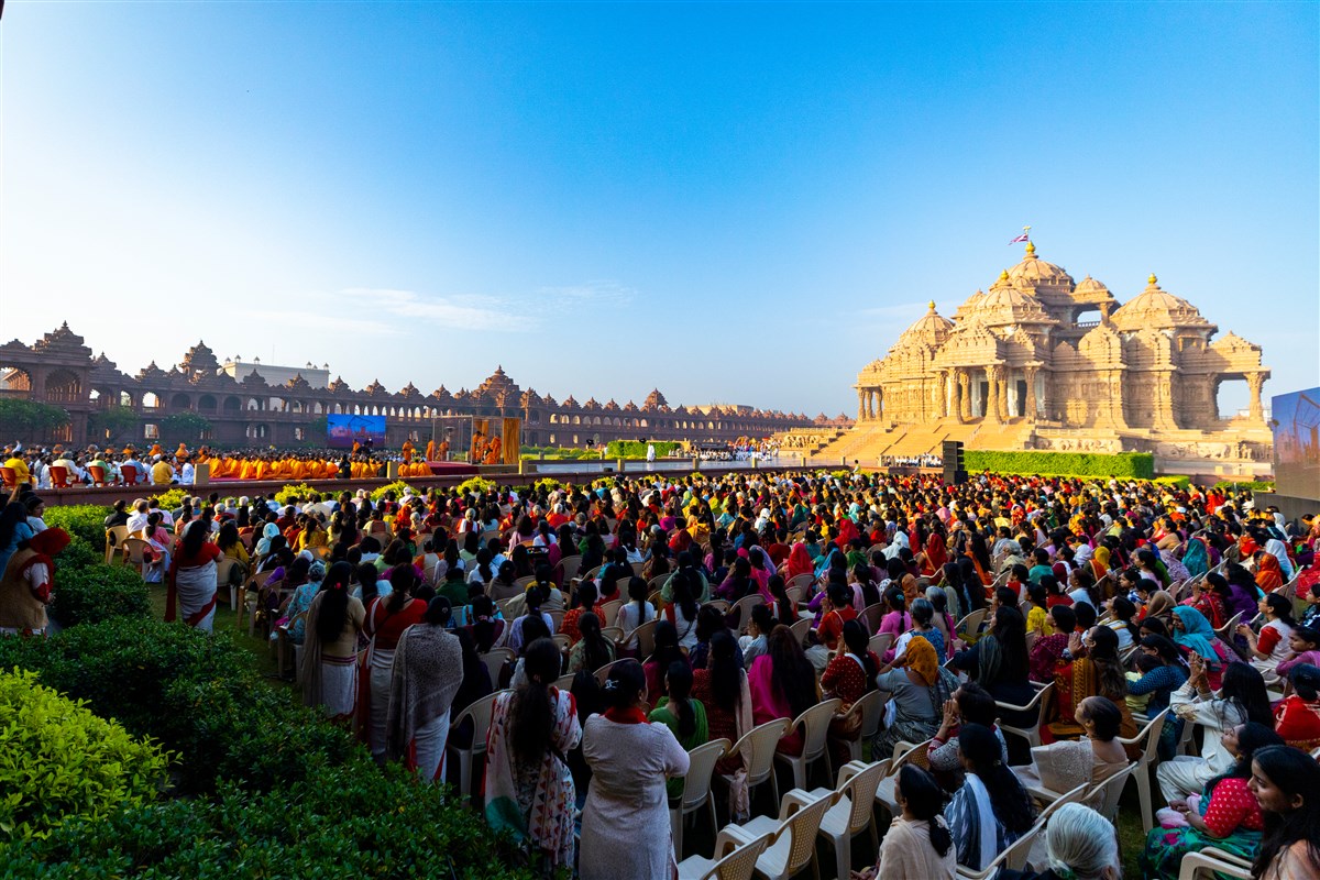 Devotees during the assembly