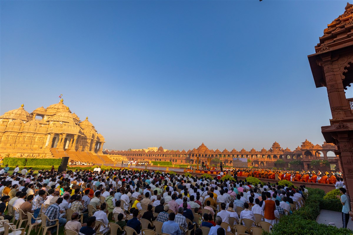 Swamis and devotees during the assembly