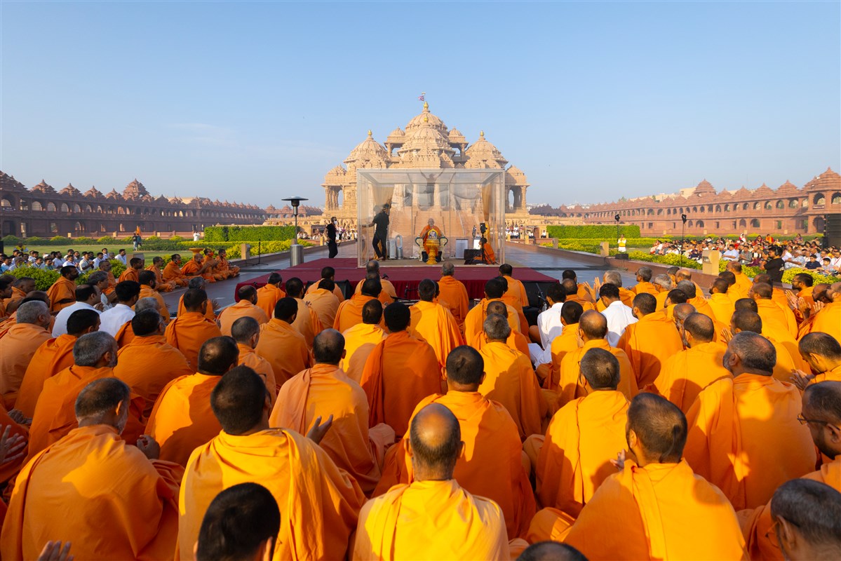 Swamishri performs the arti
