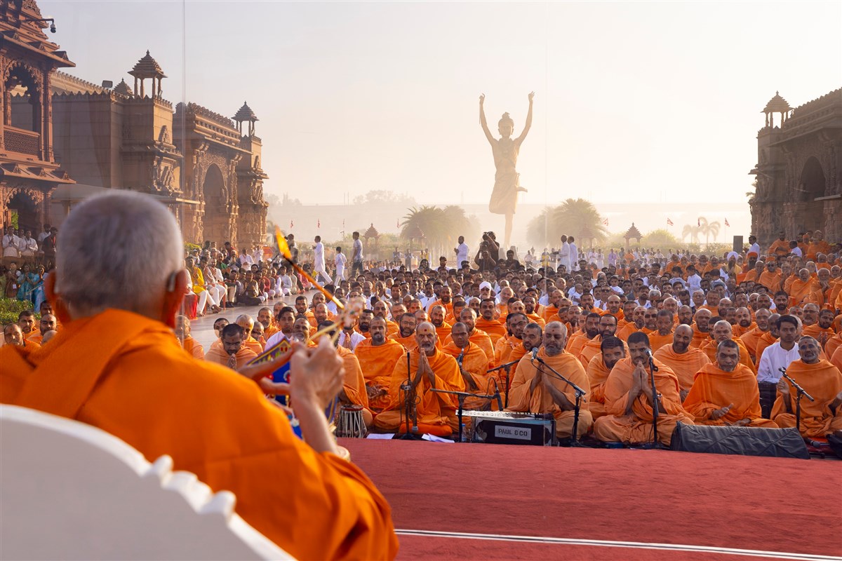 Swamis and devotees doing darshan of the arti