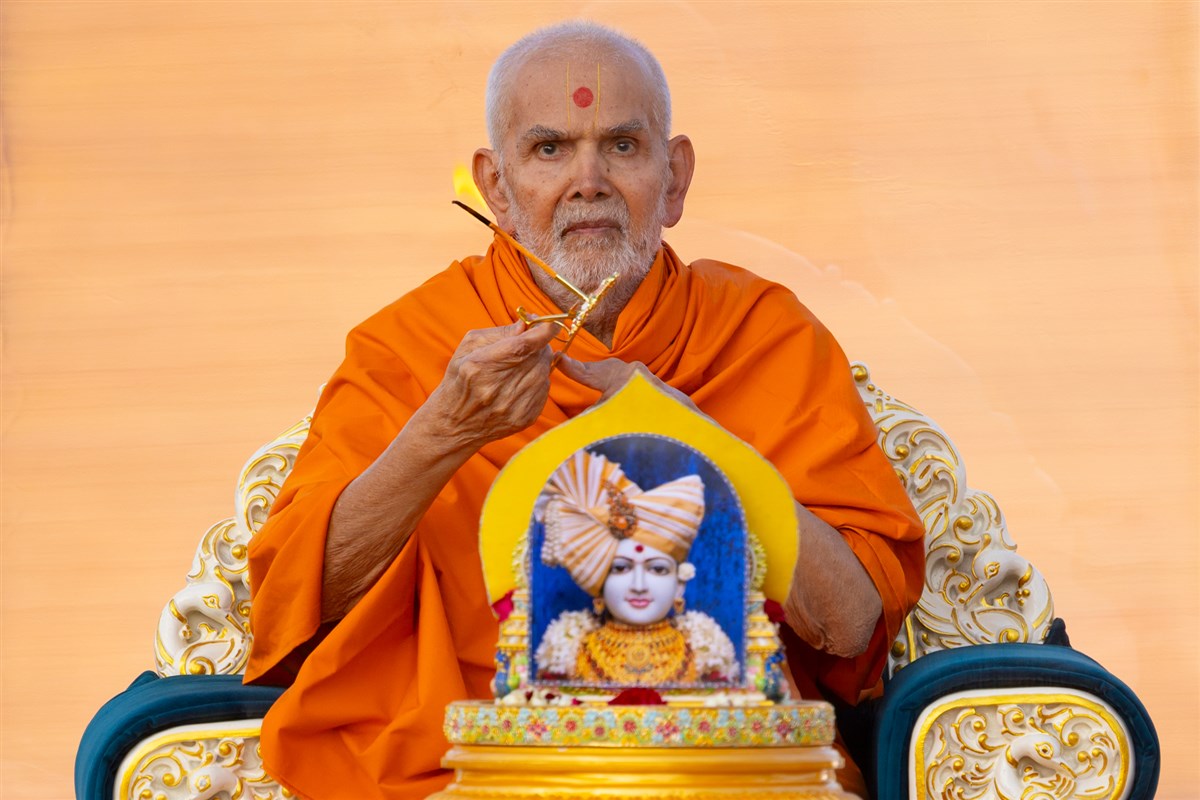 Swamishri performs the arti