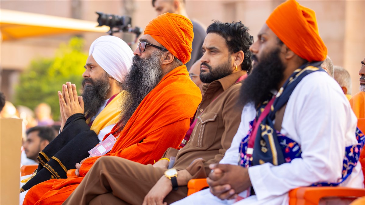 Well-wishers doing darshan of Swamishri