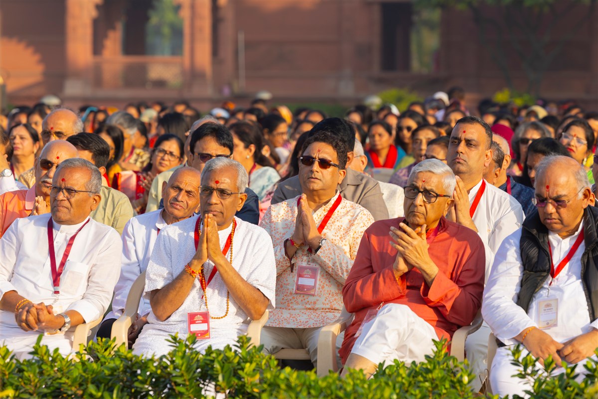 Devotees doing darshan of Swamishri