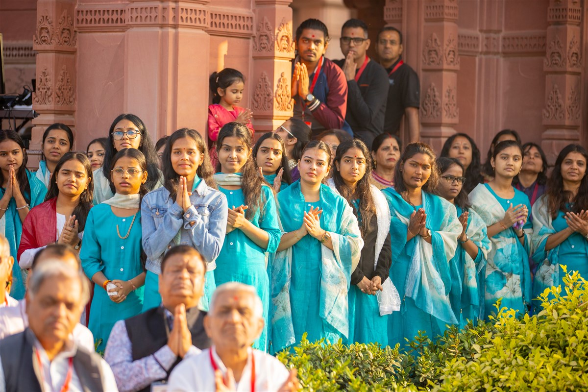 Devotees doing darshan of Swamishri