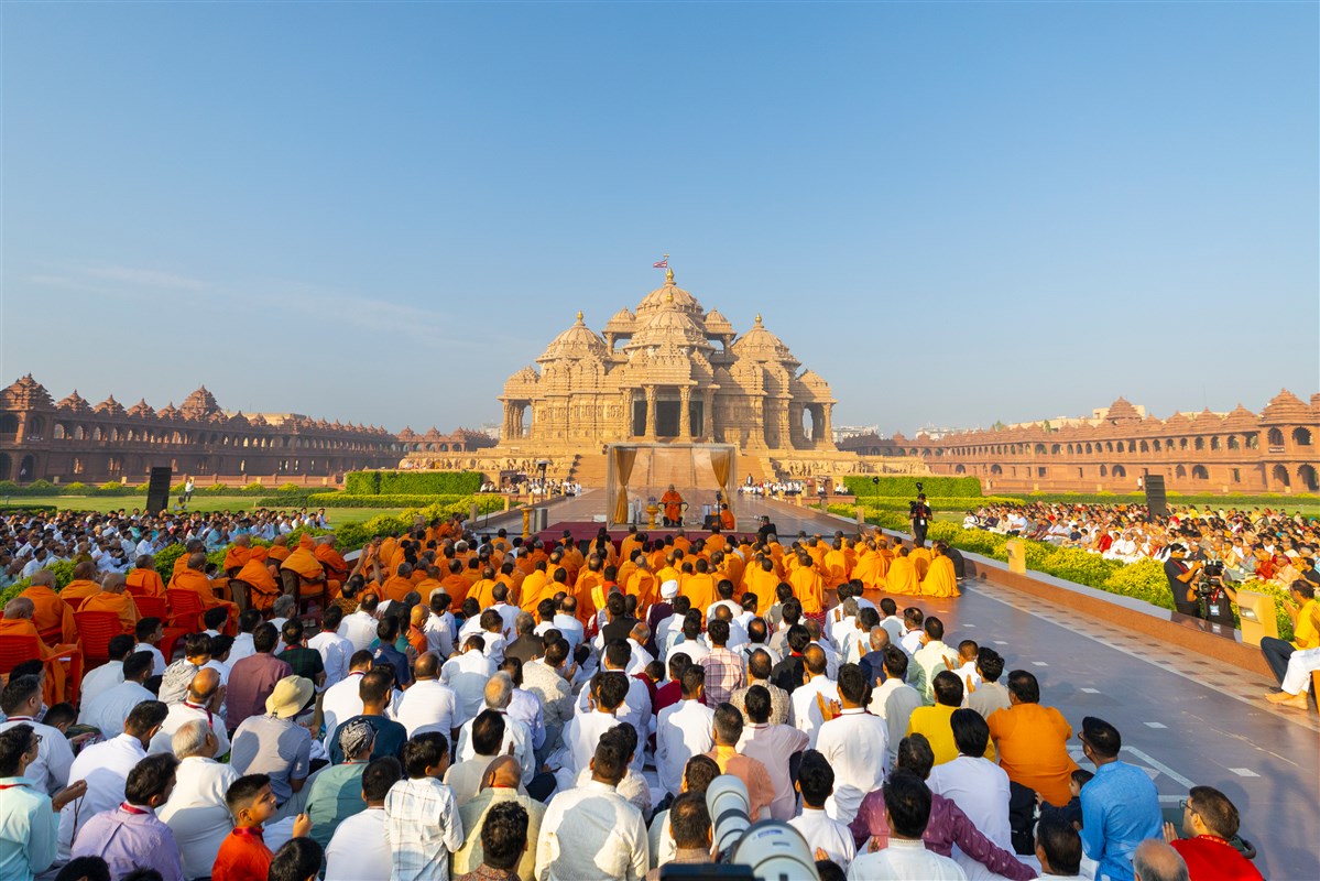 Swamis and devotees during the assembly