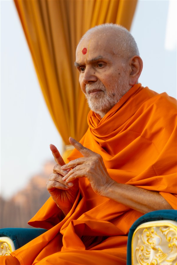 Swamishri interacts with all
