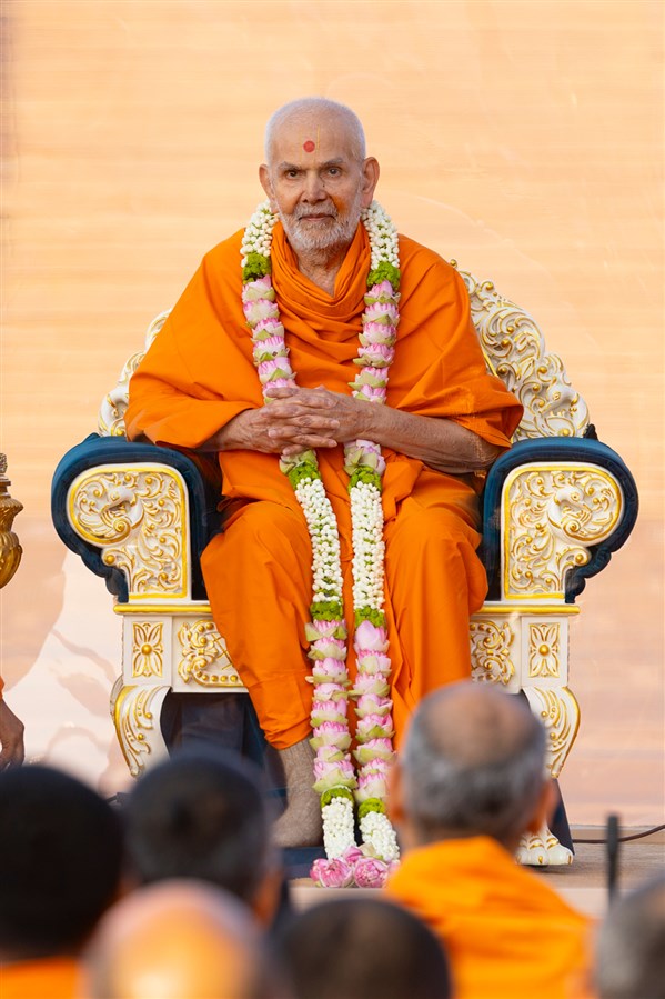 Swamishri honored with a garland