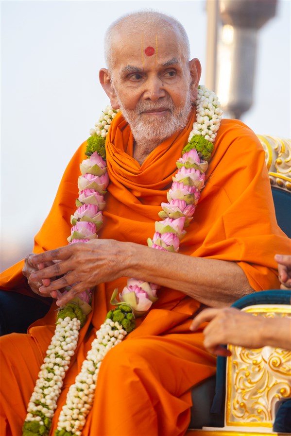 Swamishri in conversation with a swami