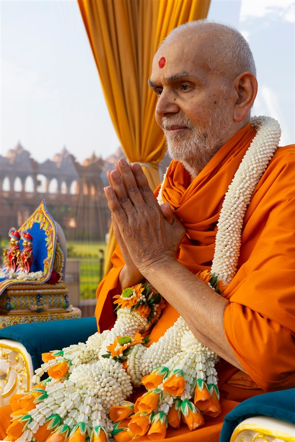 Swamishri greets all with folded hands