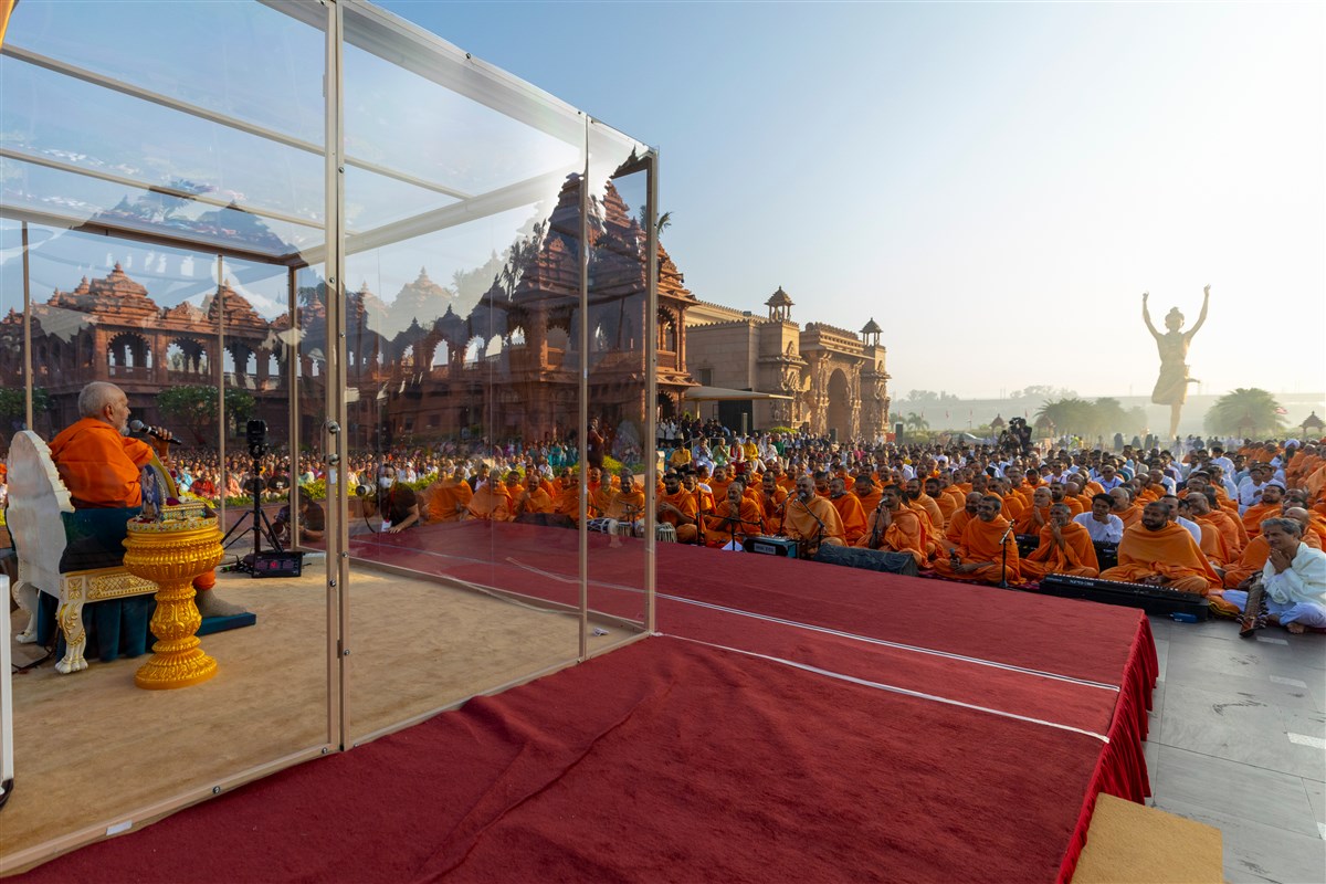 Swamishri blesses the assembly