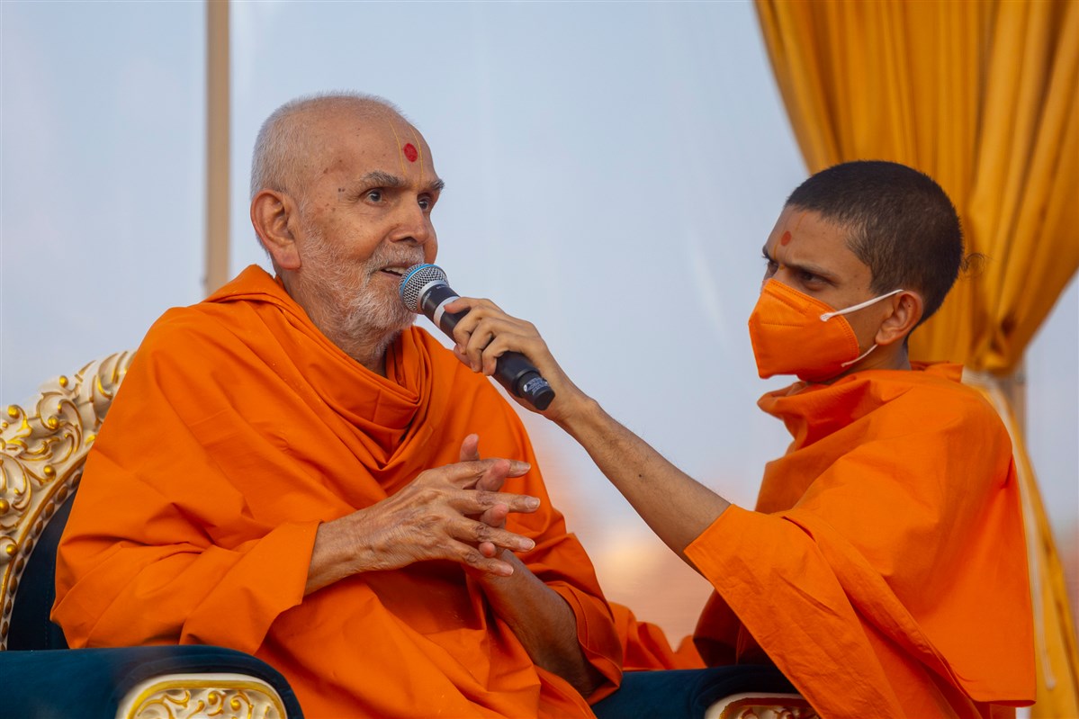 Swamishri blesses the assembly