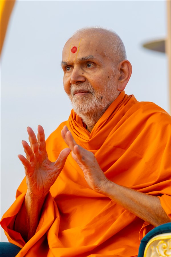 Swamishri blesses all