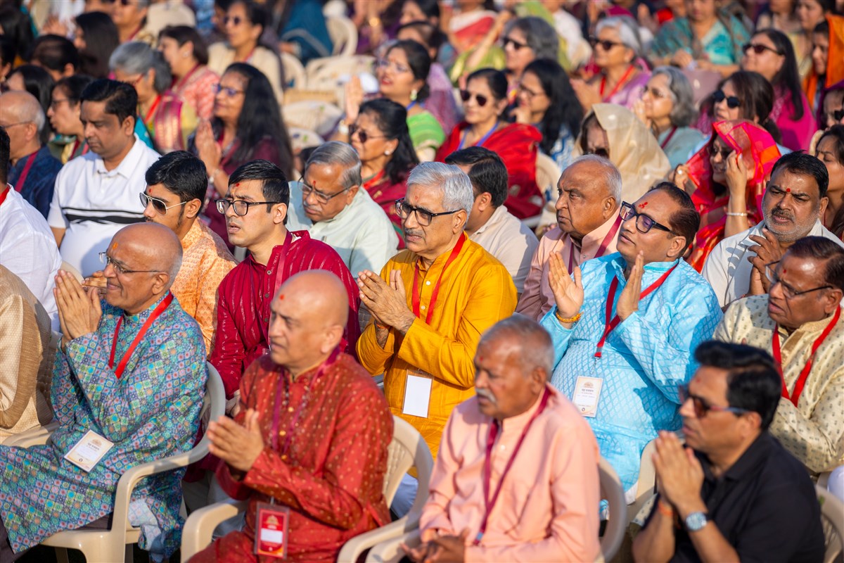 Devotees doing darshan of Swamishri