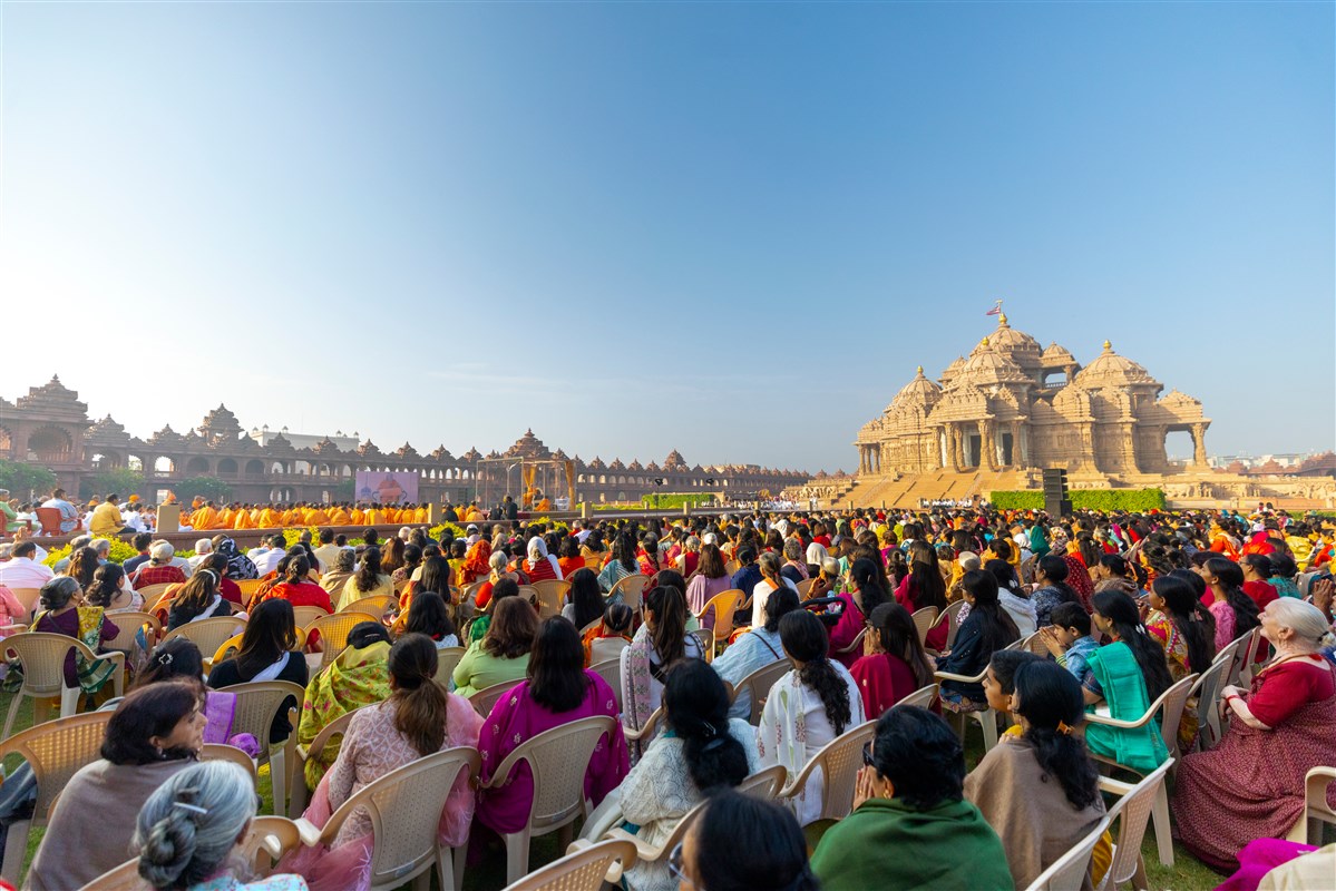 Devotees doing darshan of Swamishri