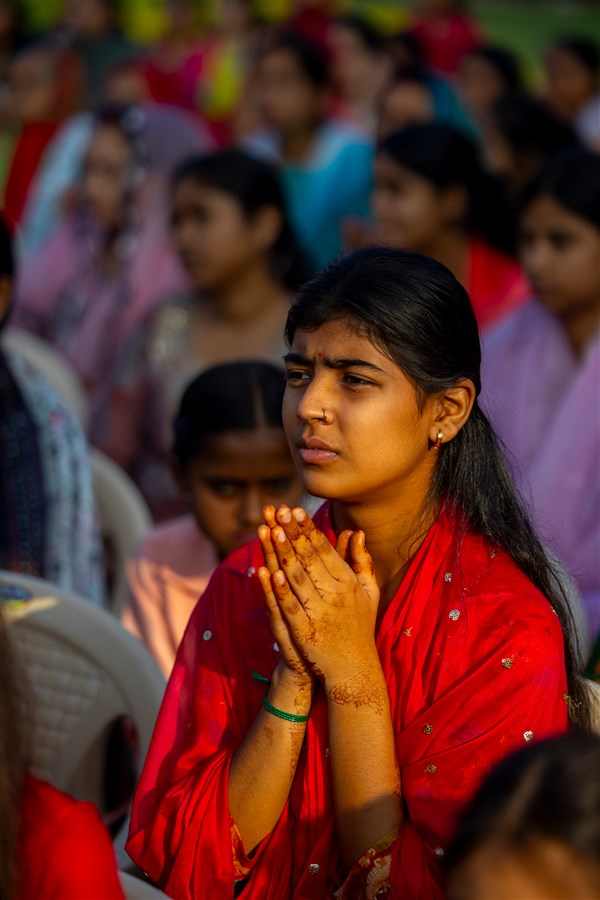 Devotees doing darshan of Swamishri