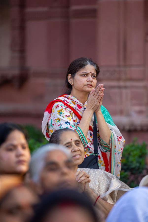 Devotees doing darshan of Swamishri