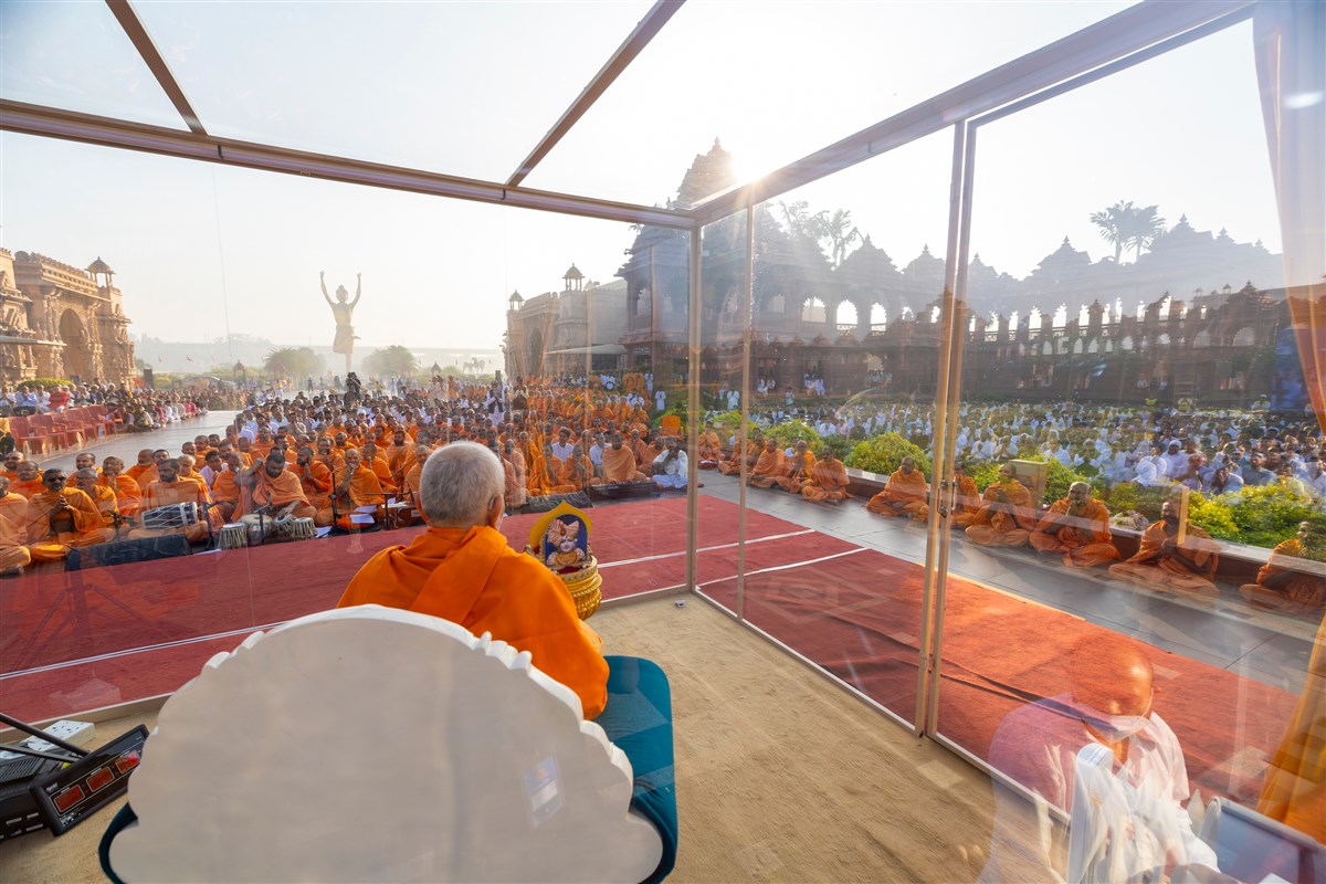 Swamis and devotees doing darshan of Swamishri