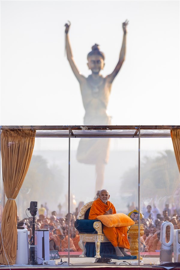 Swamishri greets all with folded hands
