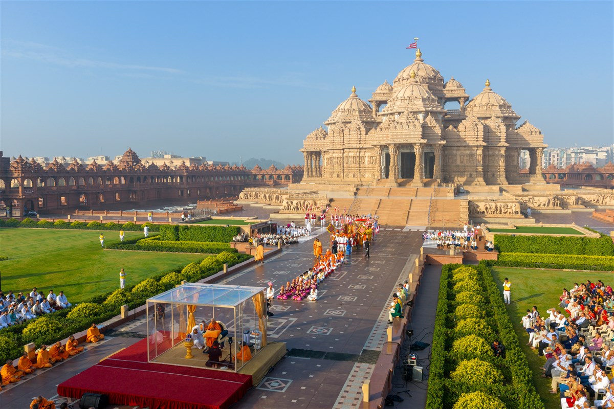 Swamis and devotees doing darshan of Swamishri