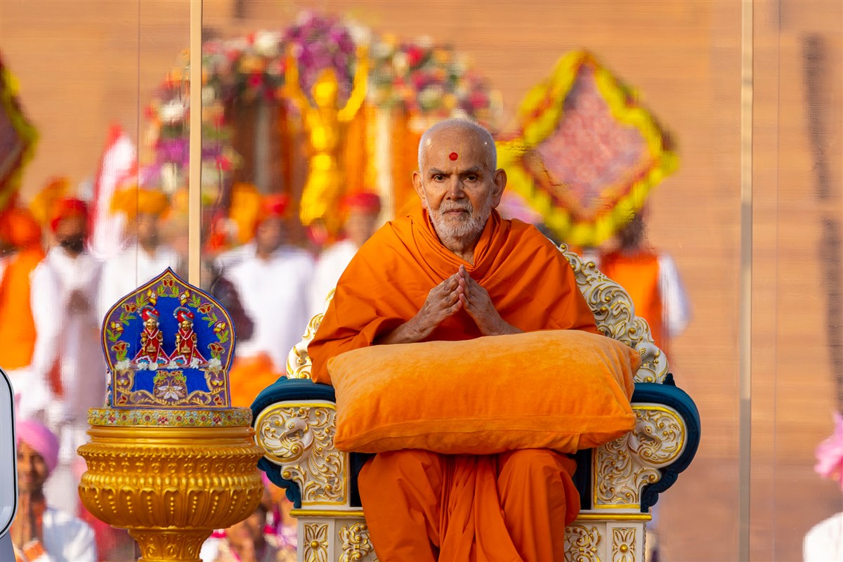 Swamishri greets all with folded hands