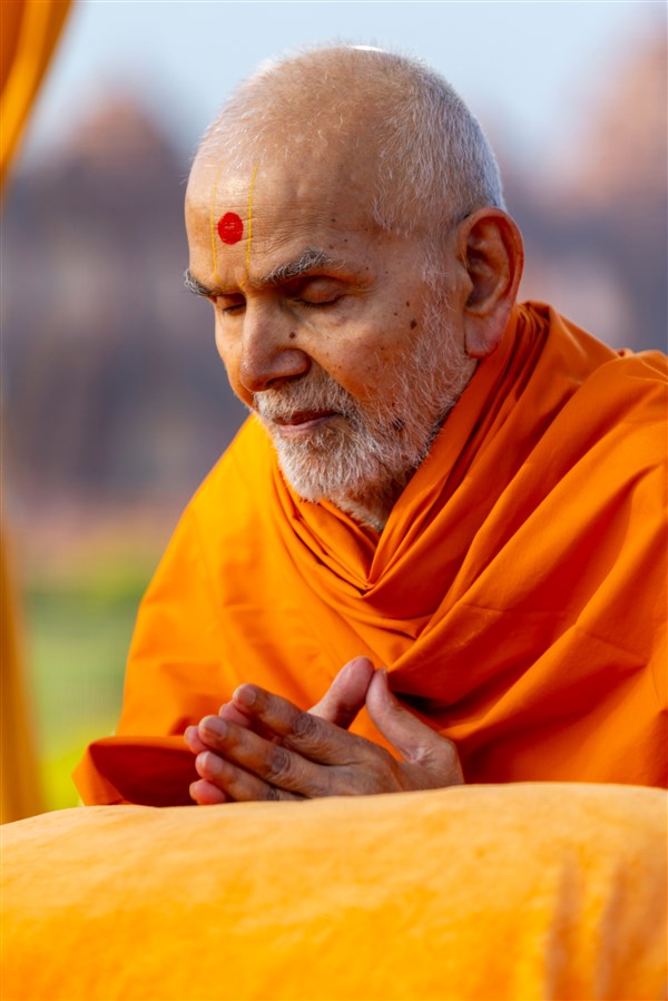 Swamishri greets all with folded hands