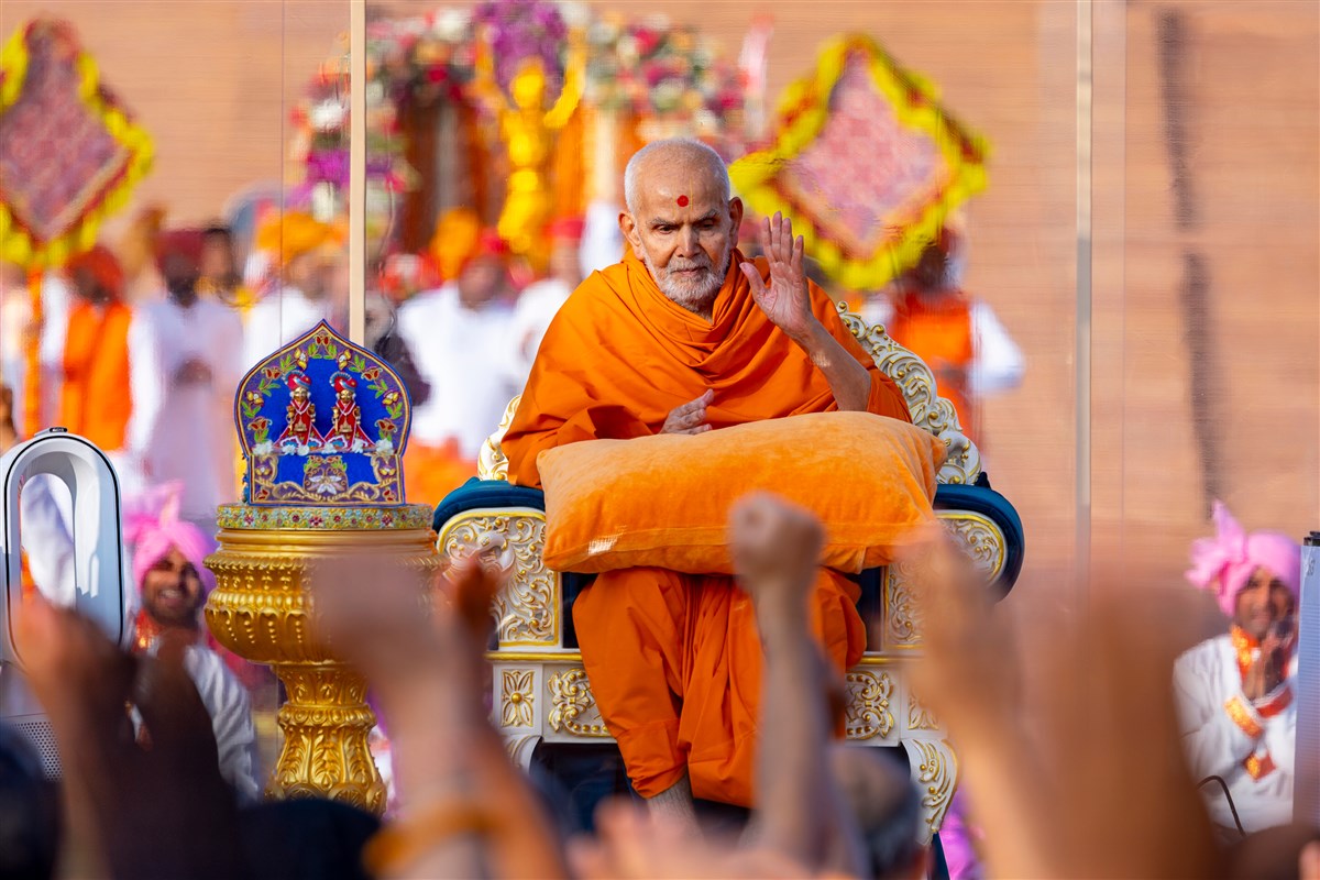 Swamishri hails 'Tapomurti Shri Nilkanth Varni Maharaj ni jai'