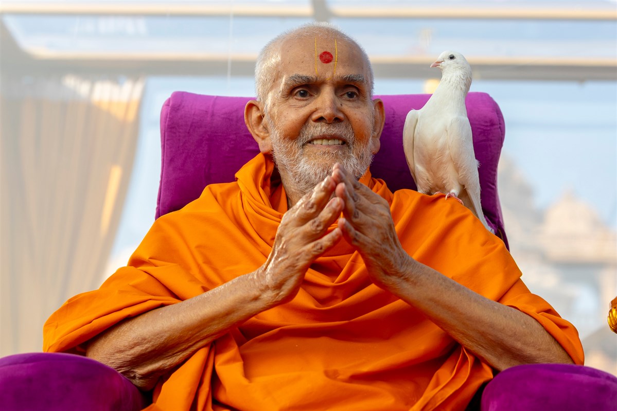 Swamishri greets all with folded hands