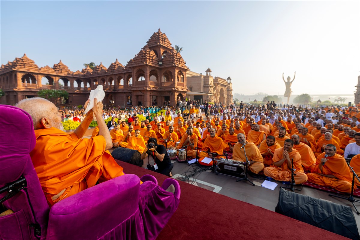 Swamishri holds a pigeon