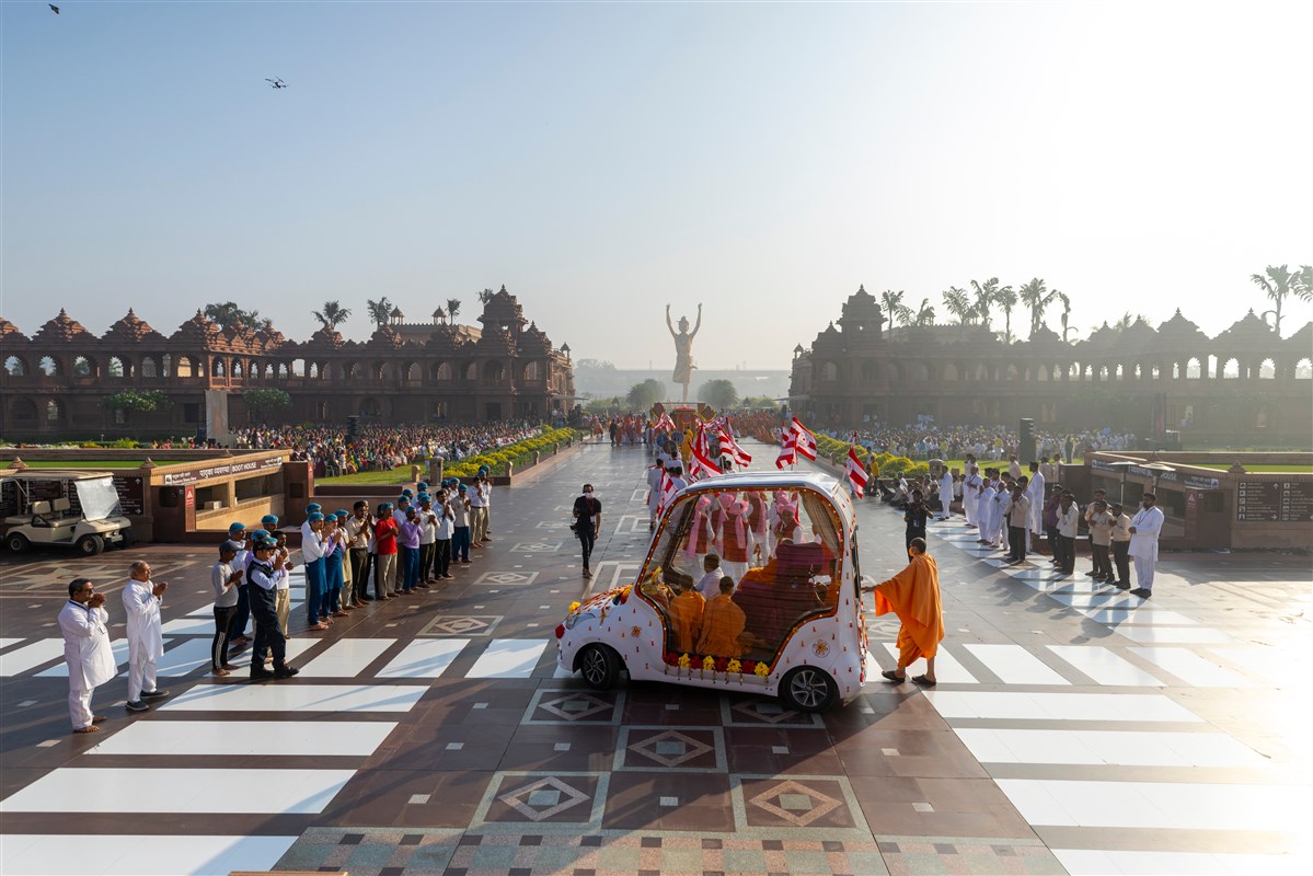 Devotees doing darshan of Swamishri