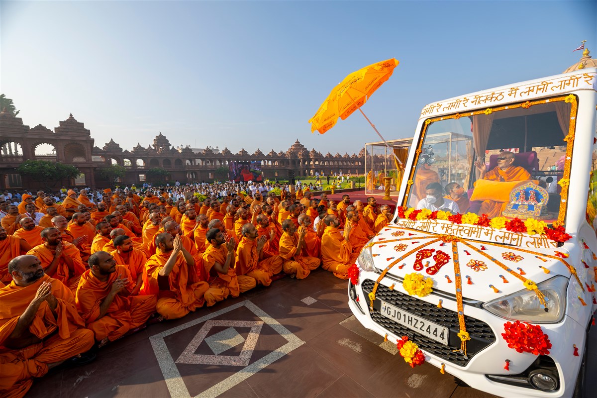 Swamis doing darshan of Swamishri