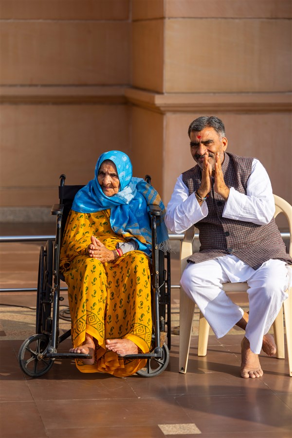 Devotees doing darshan of Swamishri