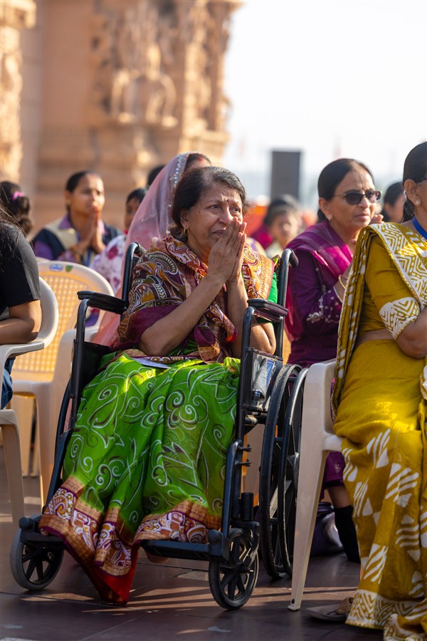 Devotees doing darshan of Swamishri