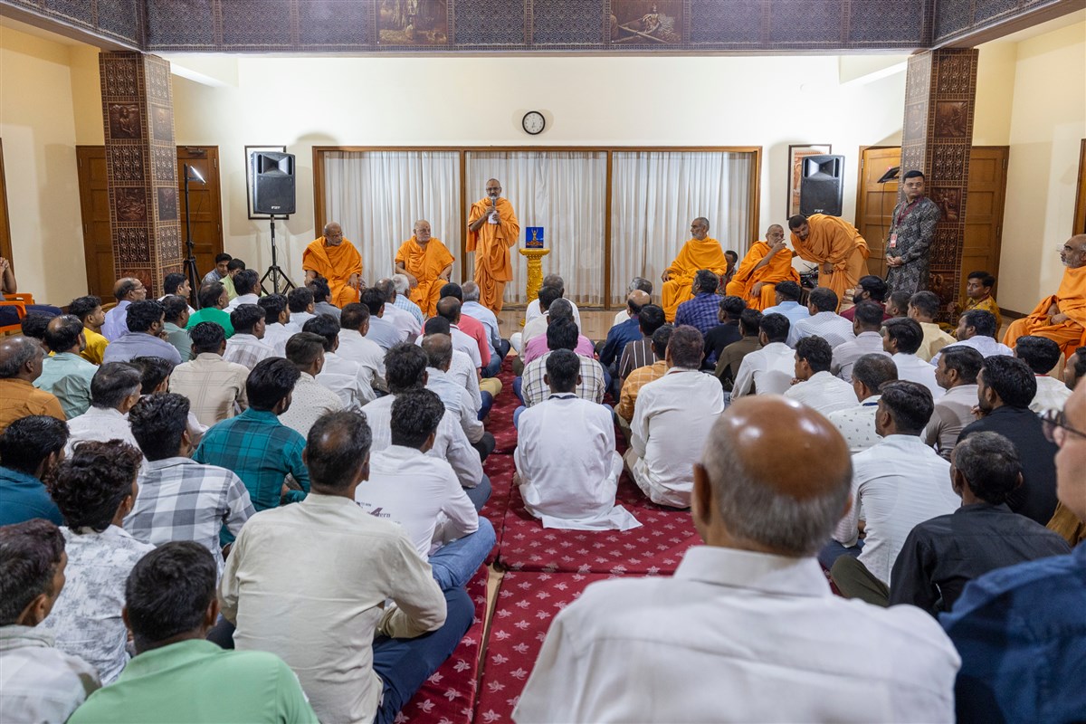 Munivatsal Swami addresses the volunteers' felicitation assembly