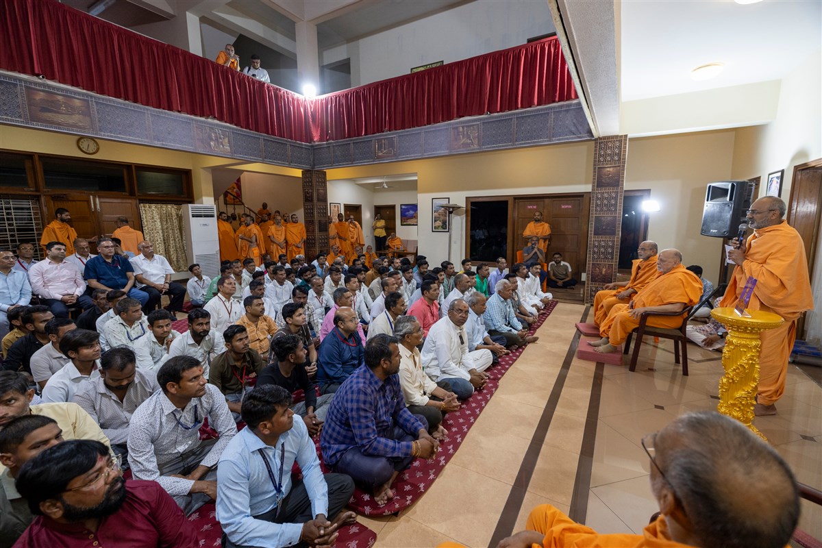 Swamis and volunteers during the assembly