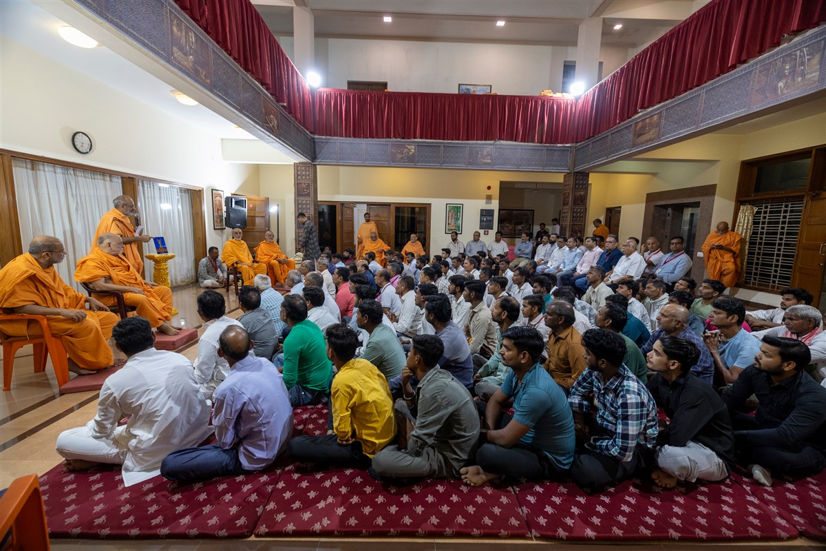 Swamis and volunteers during the assembly