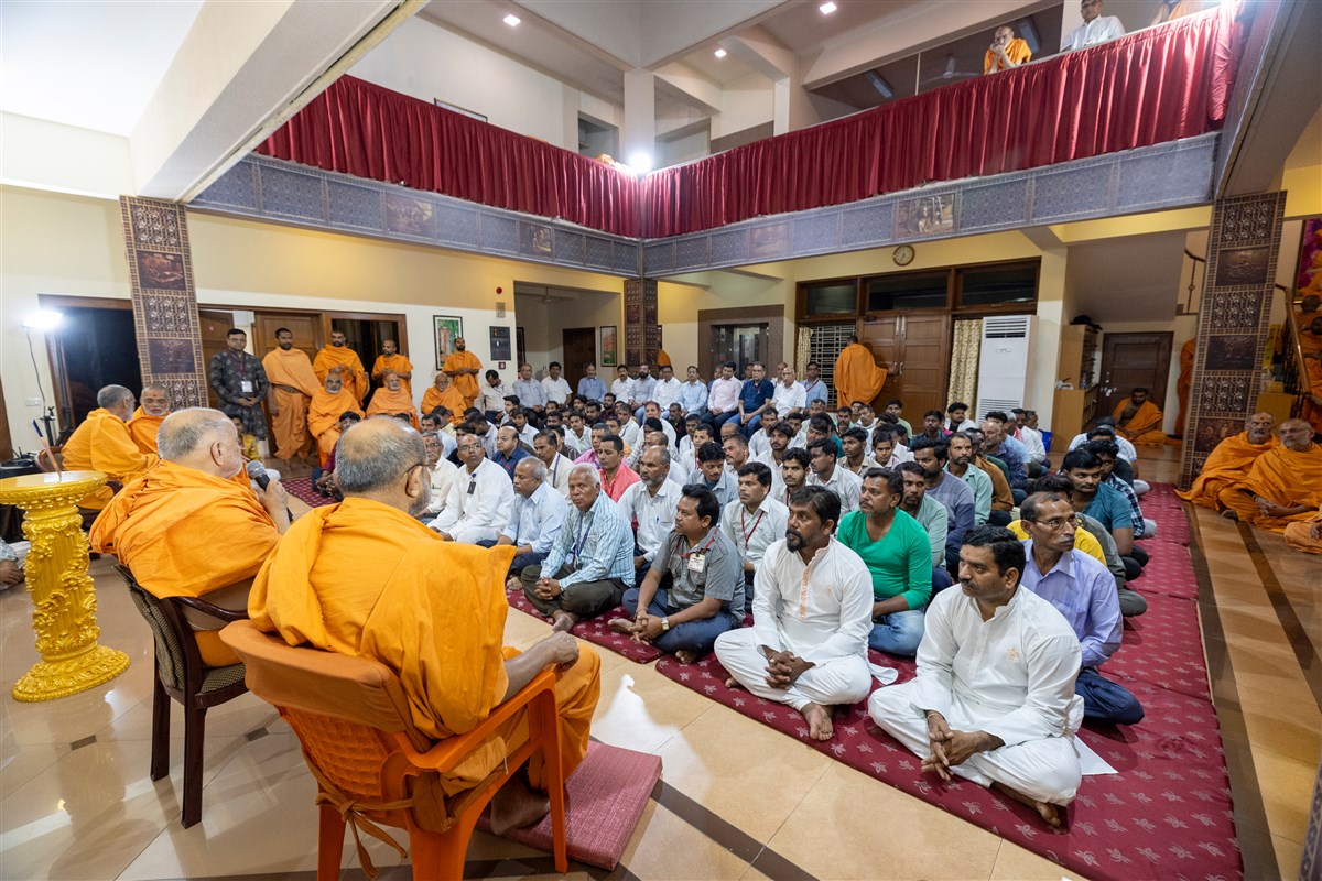 Swamis and volunteers during the assembly