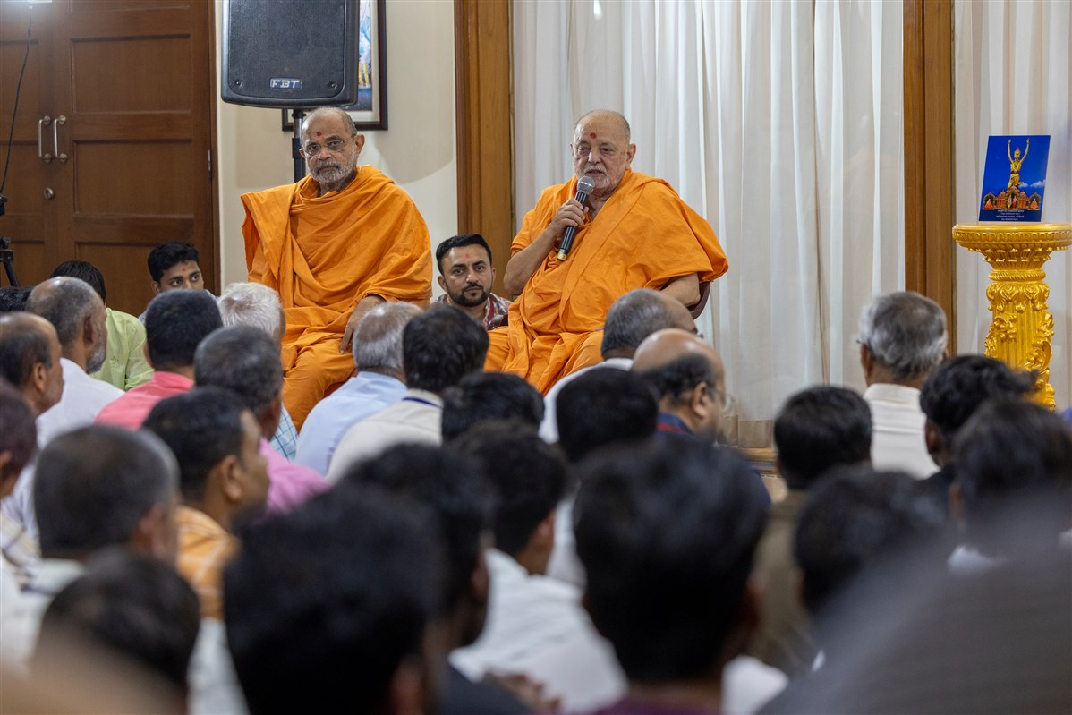 Pujya Ishwarcharan Swami addresses the assembly