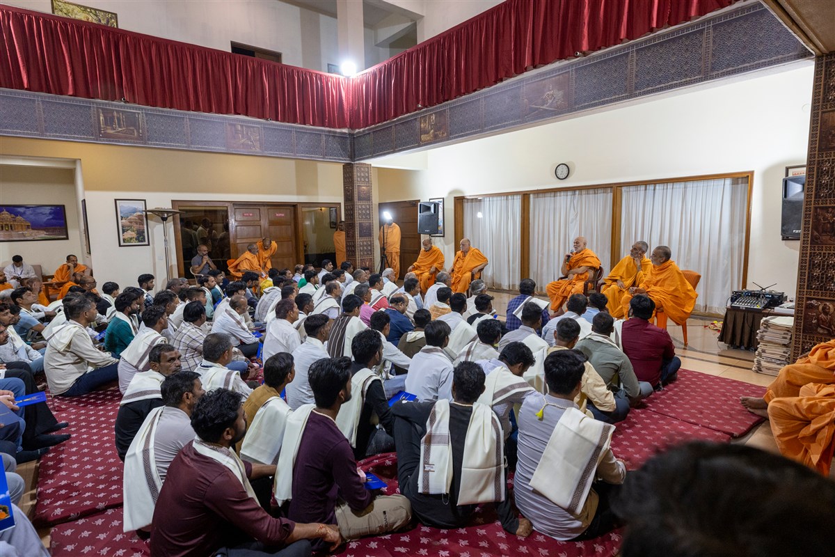 Pujya Viveksagar Swami addresses the assembly