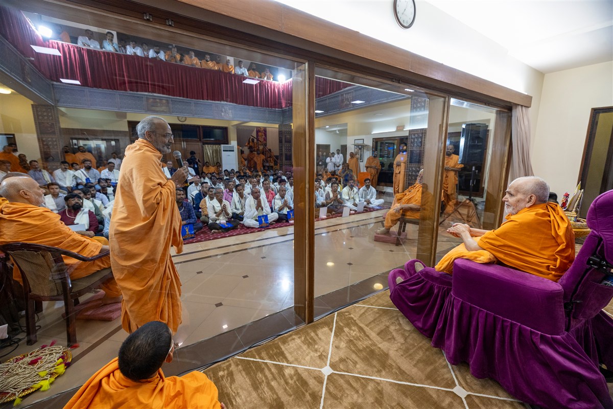 Swamishri listens to Munivatsal Swami