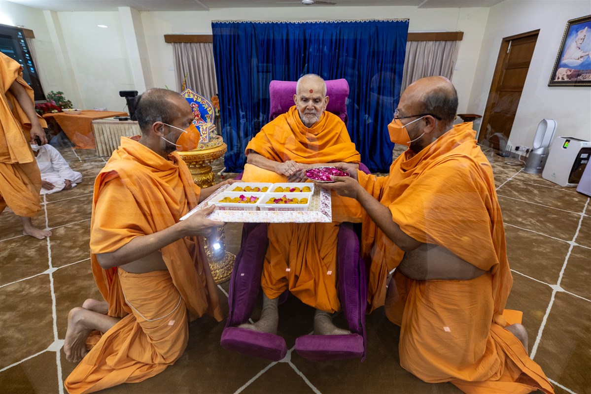 Swamishri sanctifies prasad for volunteers