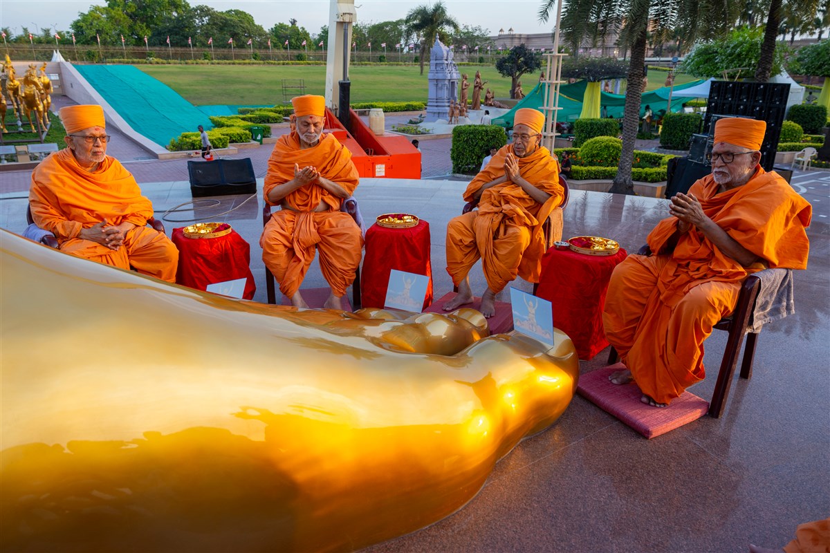 Pujya Kothari Swami, Pujya Tyagvallabh Swami, Pujya Viveksagar Swami and Pujya Ghanshyamcharan Swami perform the murti pujan rituals