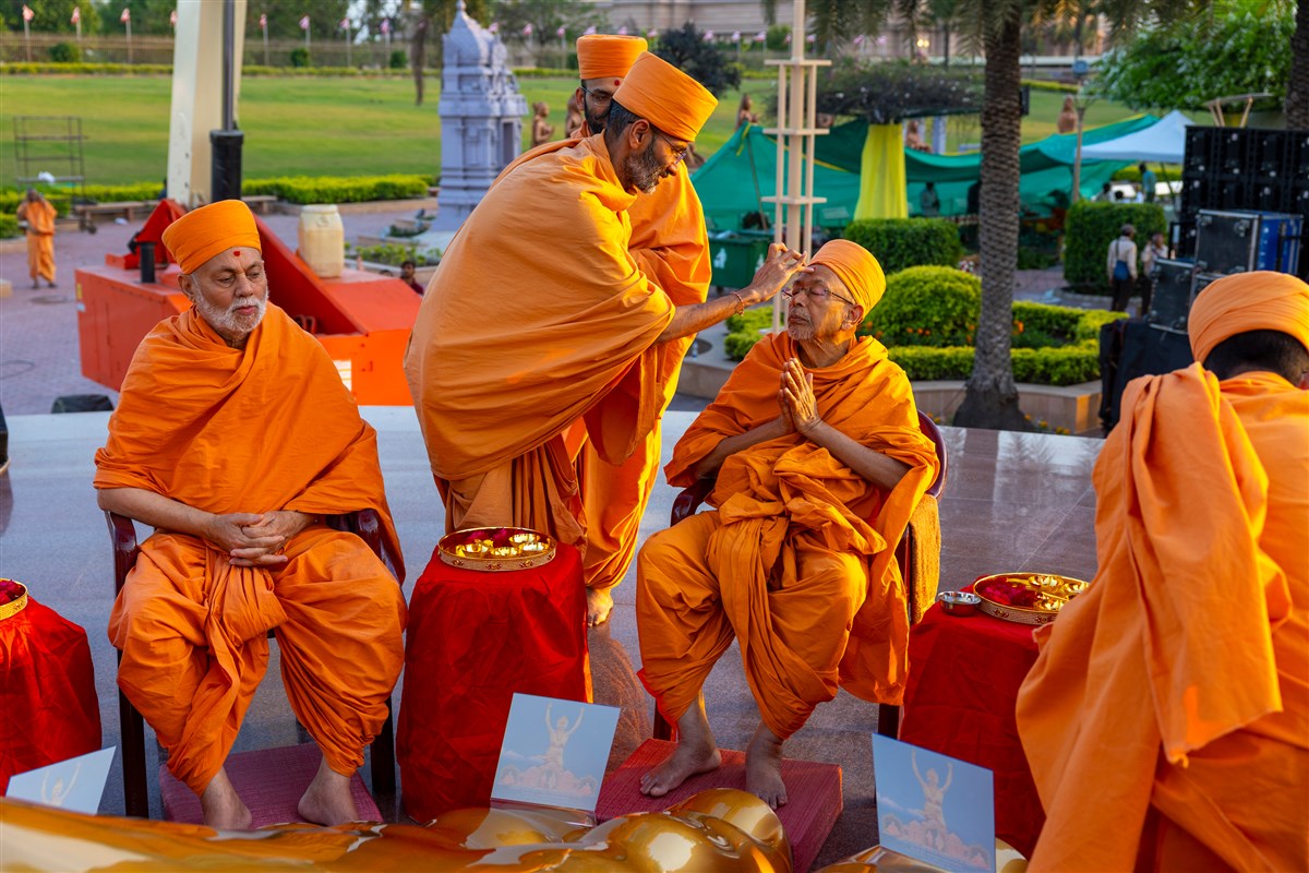 Manovijay Swami applies a chandlo to Pujya Tyagvallabh Swami