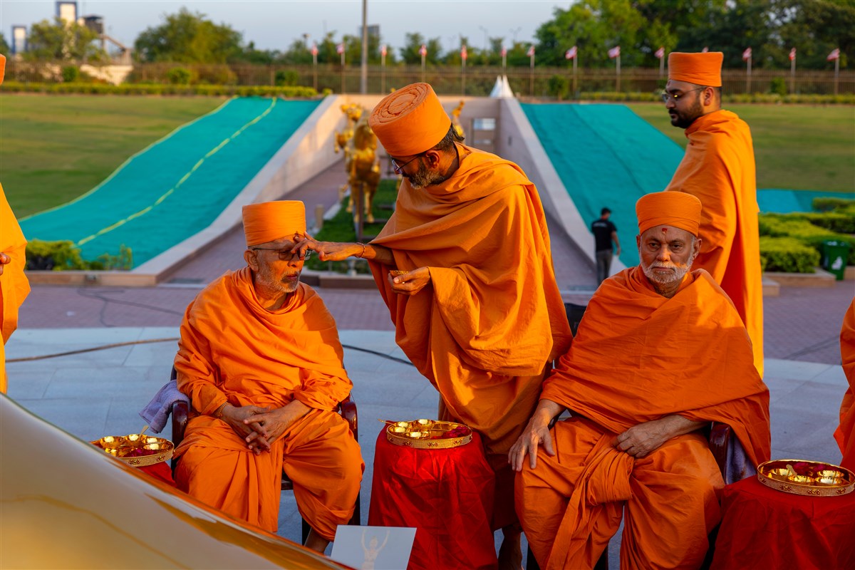 Manovijay Swami applies a chandlo to Pujya Ghanshyamcharan Swami