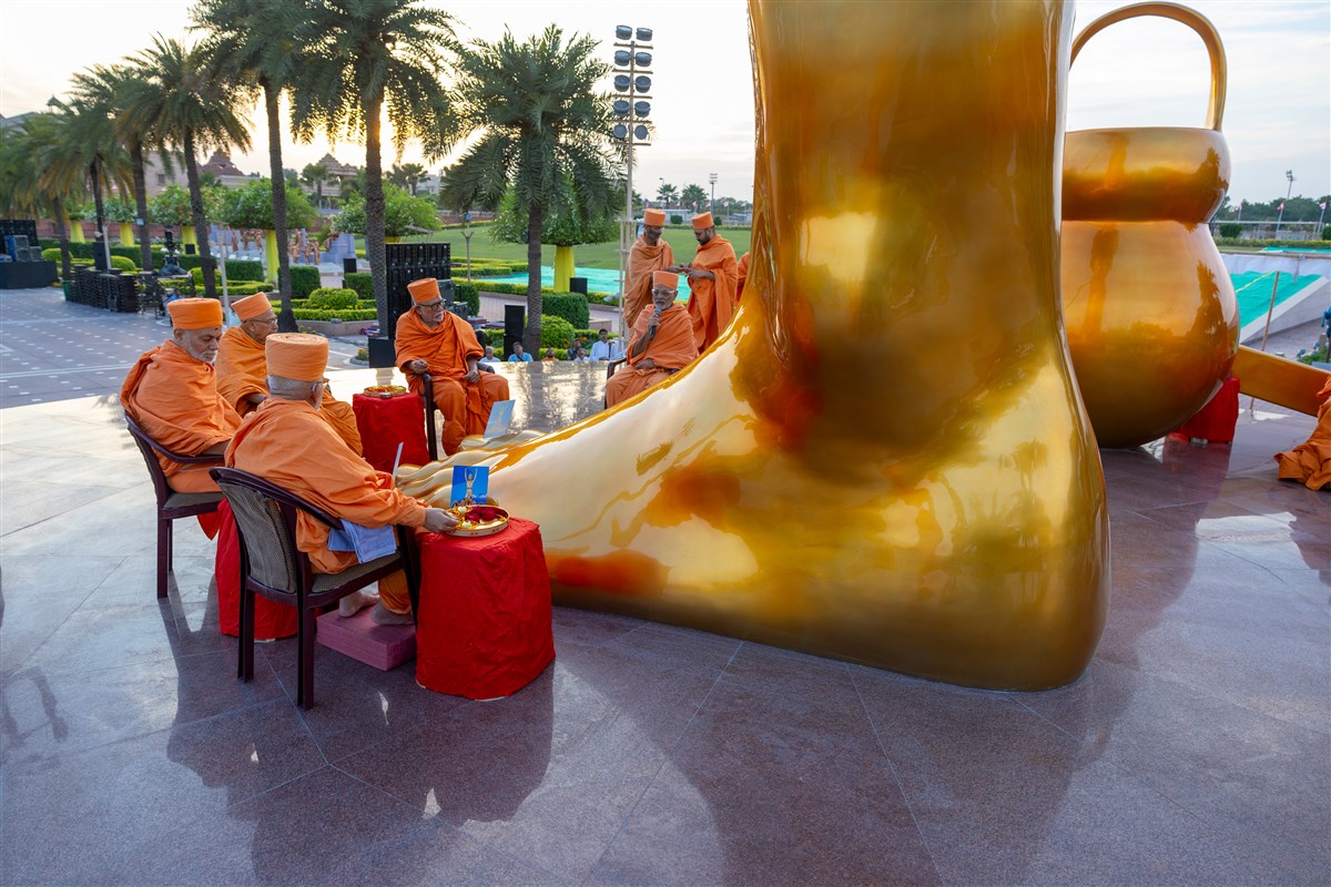 Senior swamis perform the murti pujan rituals