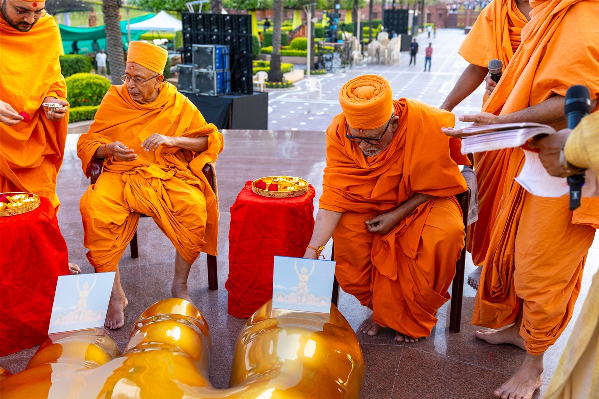 Pujya Kothari Swami and Pujya Tyagvallabh Swami perform the murti pujan rituals